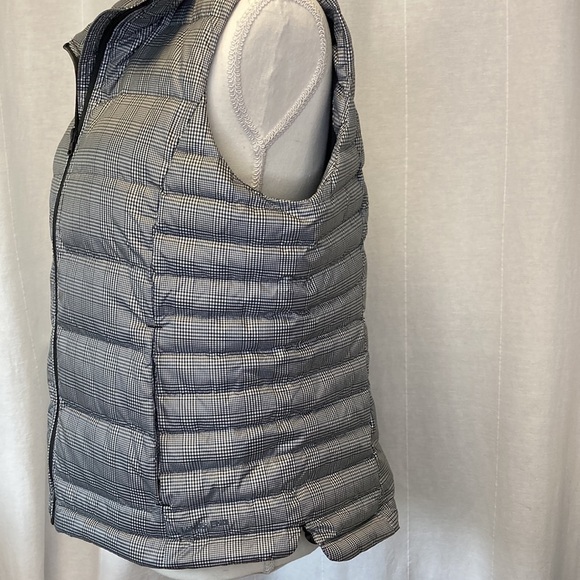 Women’s Lands’ End Black and White Plaid Petite Puffer Vest - Picture 5 of 12